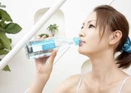 女生晚上可以喝水嗎，網上有人說女生晚上不能喝水，但也有人說水是多晚都能喝的?