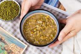 煮綠豆湯的正確做法，煮之前別再用水浸泡了，學會這1招，綠豆快速軟爛，湯色不發紅！